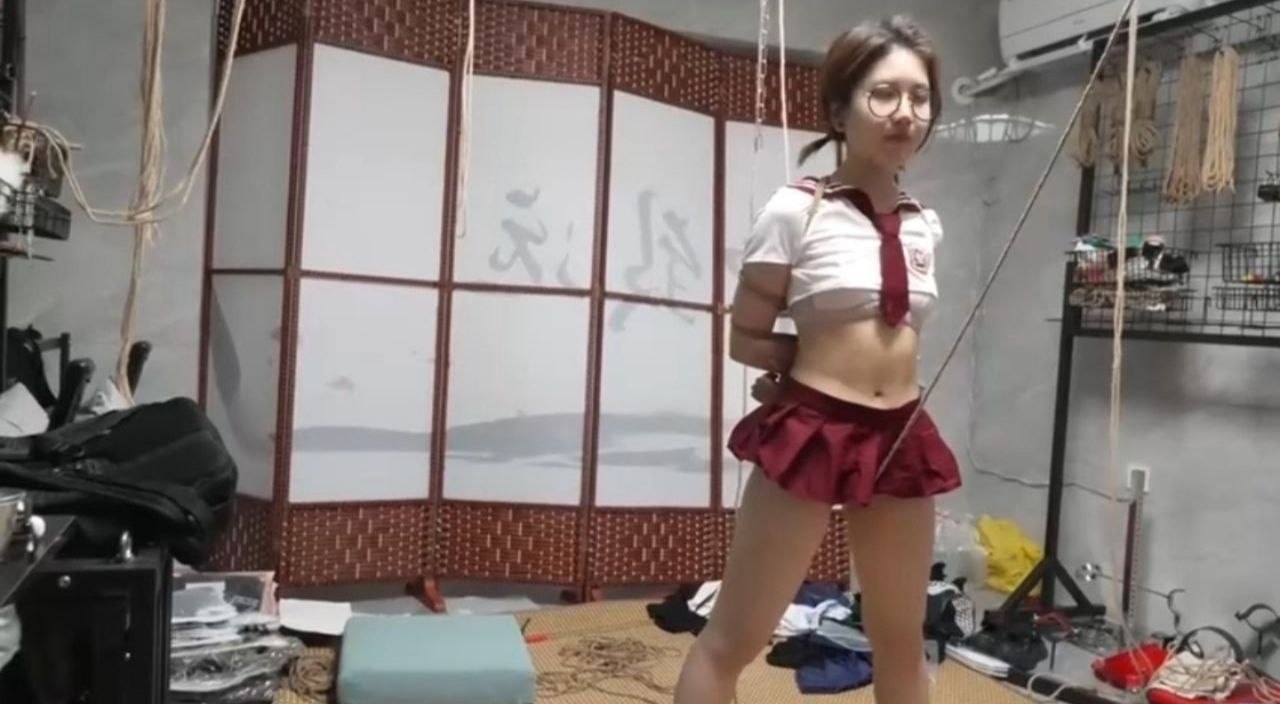 JK眼镜妹SM捆绑调教搓衣板分腿罚站胯下股绳惩罚耳光美胸蹂躏勒紧双腿分开真实反差