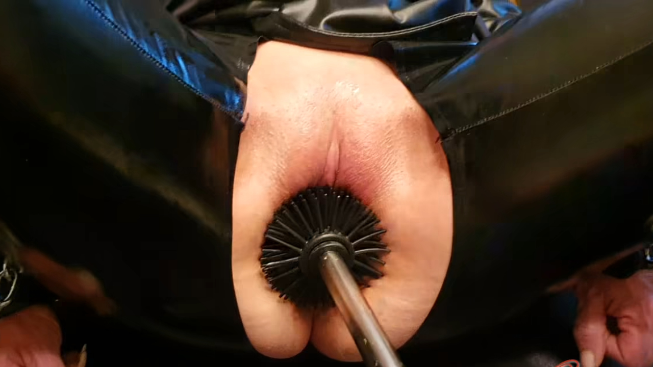 莫莉胶衣SM拳交狂虐 超大阳具马桶刷狠刷私处喷射崩溃